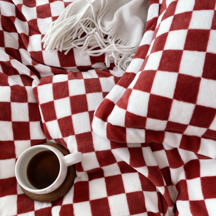 91家纺网 家纺一手货源 找家纺 总棉生活2021新款220g牛奶绒ins风绝绝子棋盘格四件套