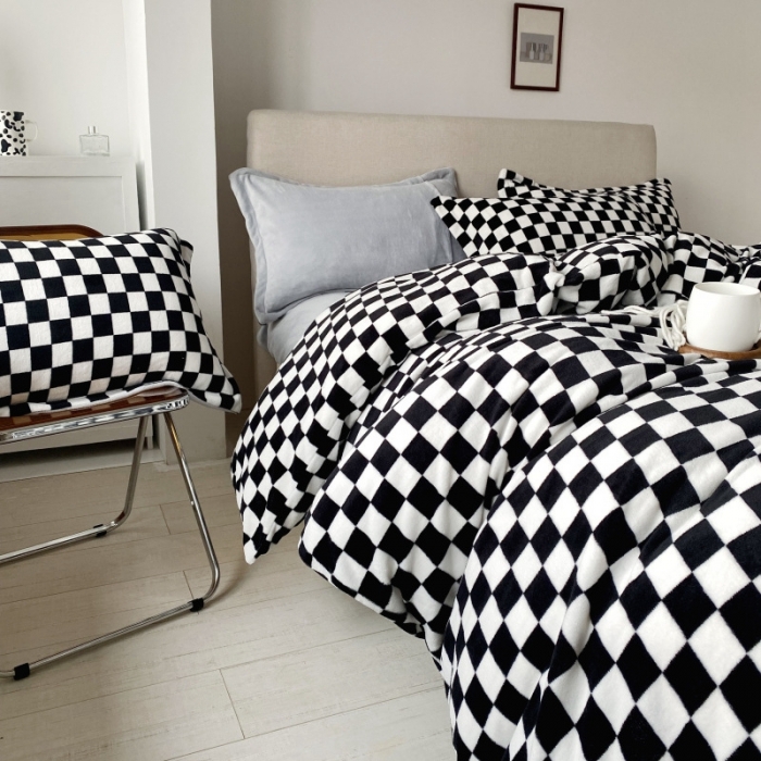 91家纺网 家纺一手货源 找家纺 棉生活 2021新款220g牛奶绒ins风绝绝子棋盘格四件套 黑糖白格