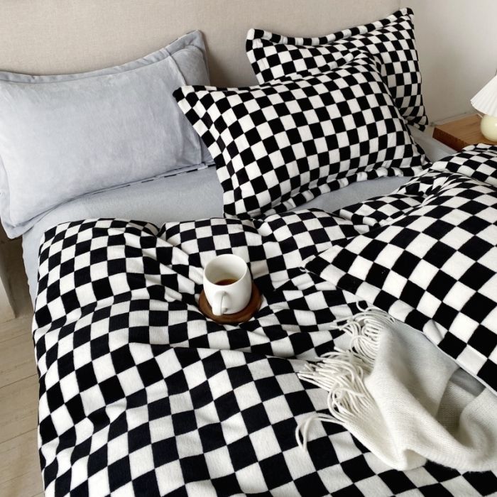 91家纺网 家纺一手货源 找家纺 棉生活 2021新款220g牛奶绒ins风绝绝子棋盘格四件套 黑糖白格