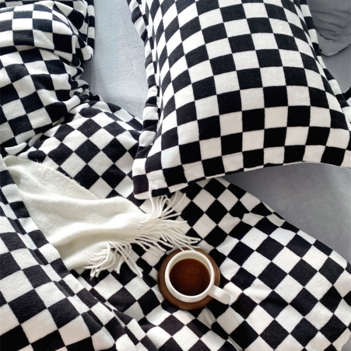 91家纺网 家纺一手货源 找家纺 棉生活 2021新款220g牛奶绒ins风绝绝子棋盘格四件套 黑糖白格