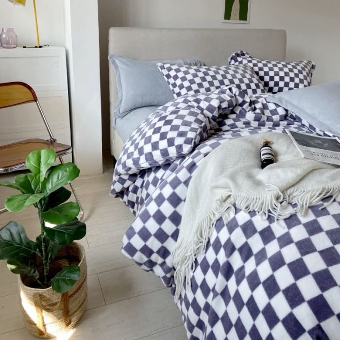 91家纺网 家纺一手货源 找家纺 棉生活 2021新款220g牛奶绒ins风绝绝子棋盘格四件套 摩卡白格