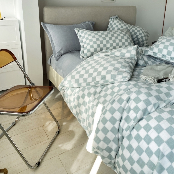 91家纺网 家纺一手货源 找家纺 棉生活 2021新款220g牛奶绒ins风绝绝子棋盘格四件套 抹茶白格