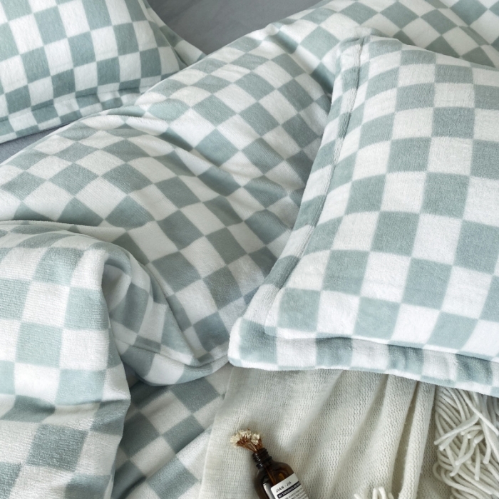 91家纺网 家纺一手货源 找家纺 棉生活 2021新款220g牛奶绒ins风绝绝子棋盘格四件套 抹茶白格