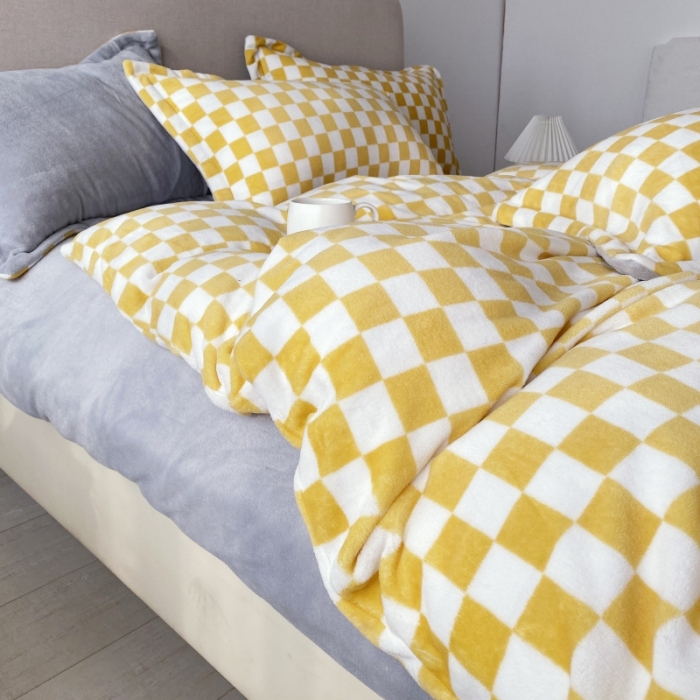 91家纺网 家纺一手货源 找家纺 棉生活 2021新款220g牛奶绒ins风绝绝子棋盘格四件套 太妃糖白格