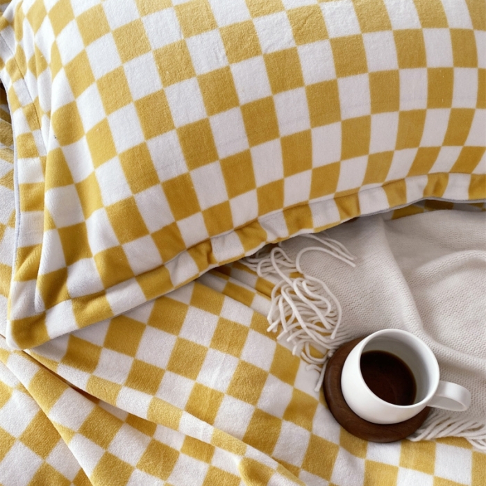 91家纺网 家纺一手货源 找家纺 棉生活 2021新款220g牛奶绒ins风绝绝子棋盘格四件套 太妃糖白格