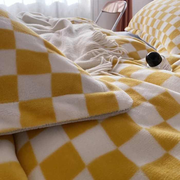 91家纺网 家纺一手货源 找家纺 棉生活 2021新款220g牛奶绒ins风绝绝子棋盘格四件套 太妃糖白格