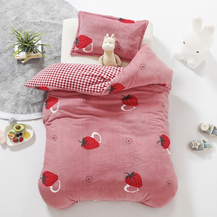 91家纺网 家纺一手货源 找家纺 吉咪兔 2022新款儿童卡通双面绒幼儿园牛奶绒单件被套 爱心草莓