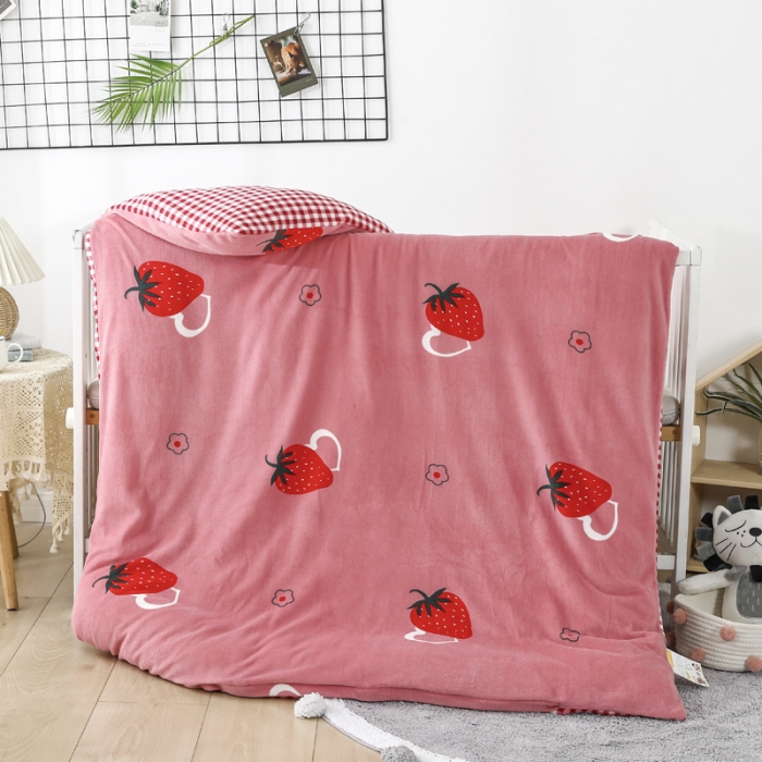 91家纺网 家纺一手货源 找家纺 吉咪兔 2022新款儿童卡通双面绒幼儿园牛奶绒单件被套 爱心草莓