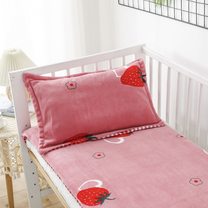 91家纺网 家纺一手货源 找家纺 吉咪兔 2022新款儿童卡通双面绒幼儿园牛奶绒单件被套 爱心草莓