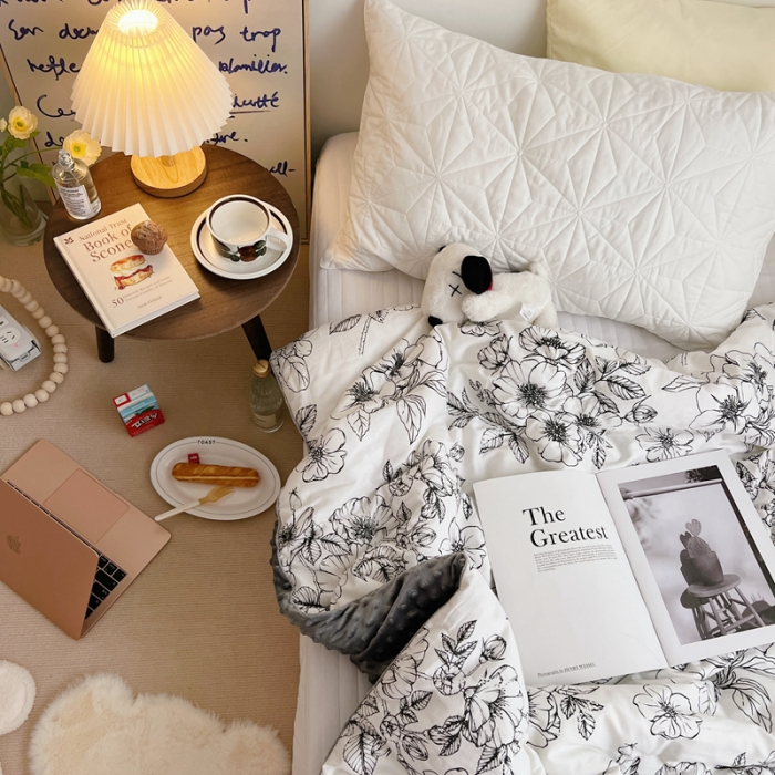 91家纺网 家纺一手货源 找家纺 星期八 2021韩国超ins进口安抚豆豆冬被子春秋被黑茶横条