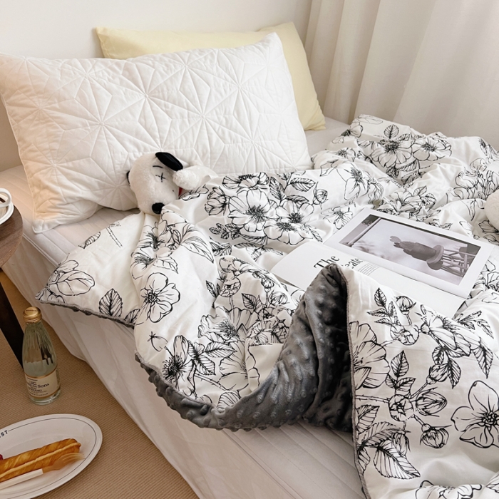 91家纺网 家纺一手货源 找家纺 星期八 2021韩国超ins进口安抚豆豆冬被子春秋被黑茶横条