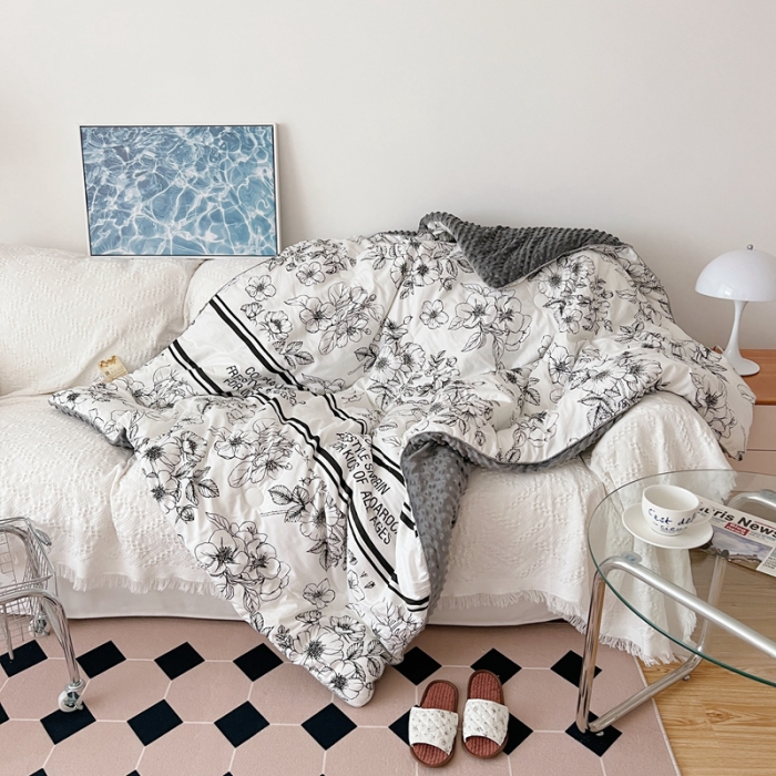 91家纺网 家纺一手货源 找家纺 星期八 2021韩国超ins进口安抚豆豆冬被子春秋被黑茶横条