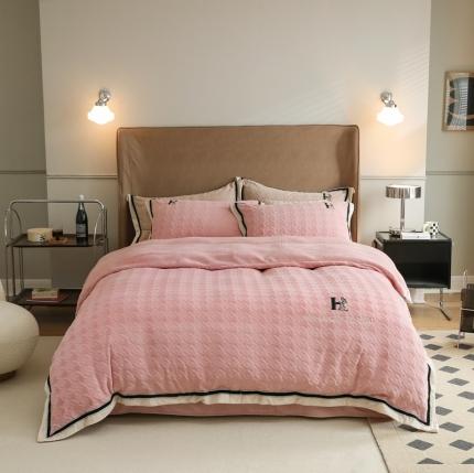 91家纺网 家纺一手货源 找家纺 源启生活 2021新款高克重牛奶绒剪花千鸟格四件套 幸运狗粉