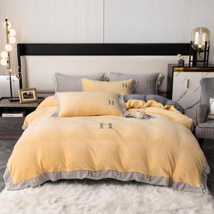 91家纺网 家纺一手货源 找家纺 芯贝儿 2021新款加厚牛奶绒轻奢宽边刺绣四件套 布丁黄