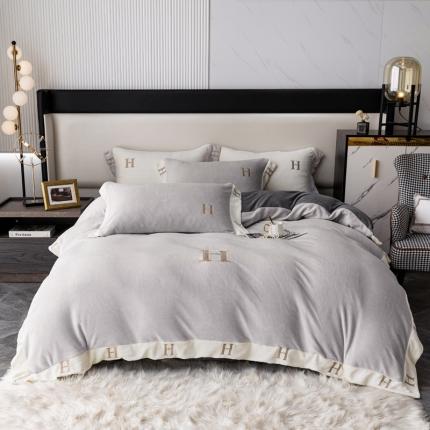 91家纺网 家纺一手货源 找家纺 芯贝儿 2021新款加厚牛奶绒轻奢宽边刺绣四件套 慕斯灰