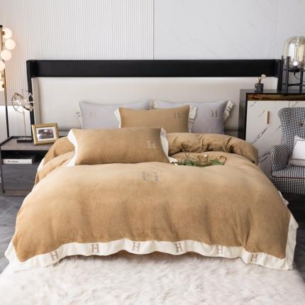 91家纺网 家纺一手货源 找家纺 芯贝儿 2021新款加厚牛奶绒轻奢宽边刺绣四件套 奶茶咖