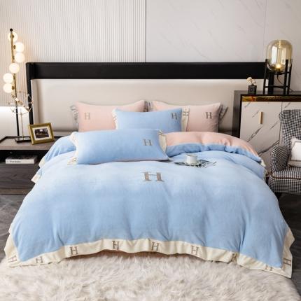 91家纺网 家纺一手货源 找家纺 芯贝儿 2021新款加厚牛奶绒轻奢宽边刺绣四件套 天空蓝