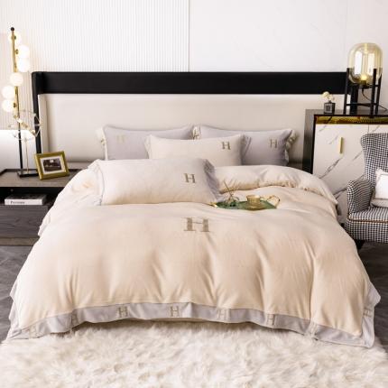 91家纺网 家纺一手货源 找家纺 芯贝儿 2021新款加厚牛奶绒轻奢宽边刺绣四件套 象牙白