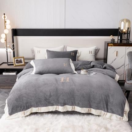 91家纺网 家纺一手货源 找家纺 芯贝儿 2021新款加厚牛奶绒轻奢宽边刺绣四件套 雅士灰