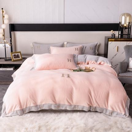 91家纺网 家纺一手货源 找家纺 芯贝儿 2021新款加厚牛奶绒轻奢宽边刺绣四件套 樱花粉