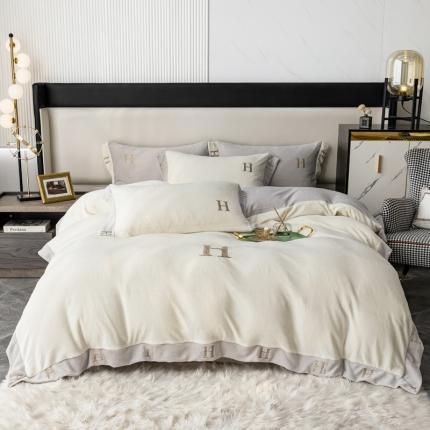 91家纺网 家纺一手货源 找家纺 芯贝儿 2021新款加厚牛奶绒轻奢宽边刺绣四件套 珍珠白