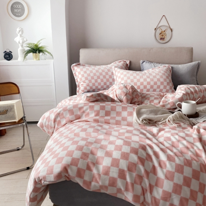 91家纺网 家纺一手货源 找家纺 棉生活2021新款220g牛奶绒ins风绝绝子 蜜桃粉白格