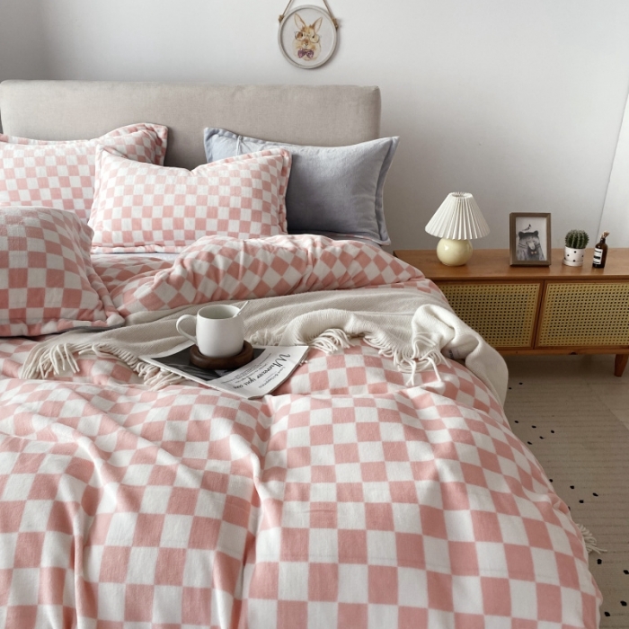 91家纺网 家纺一手货源 找家纺 棉生活2021新款220g牛奶绒ins风绝绝子 蜜桃粉白格