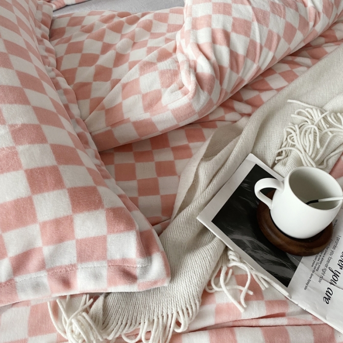 91家纺网 家纺一手货源 找家纺 棉生活2021新款220g牛奶绒ins风绝绝子 蜜桃粉白格