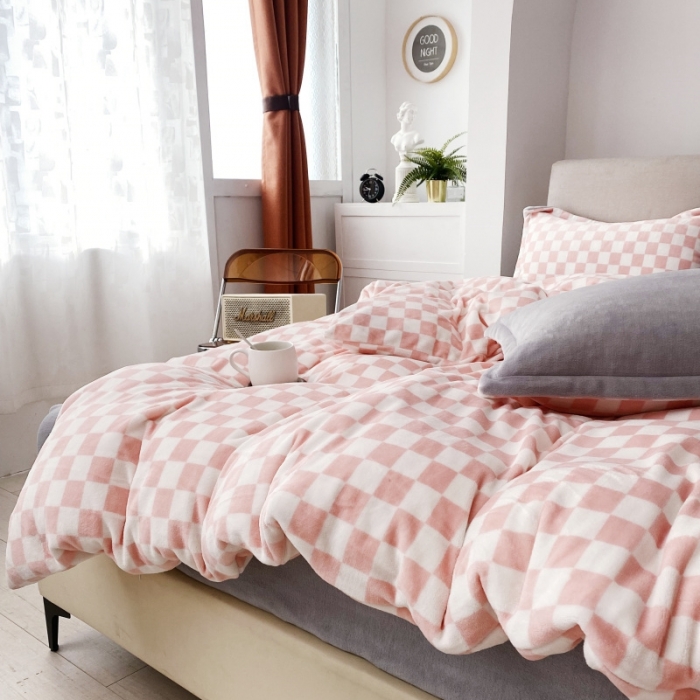 91家纺网 家纺一手货源 找家纺 棉生活2021新款220g牛奶绒ins风绝绝子 蜜桃粉白格