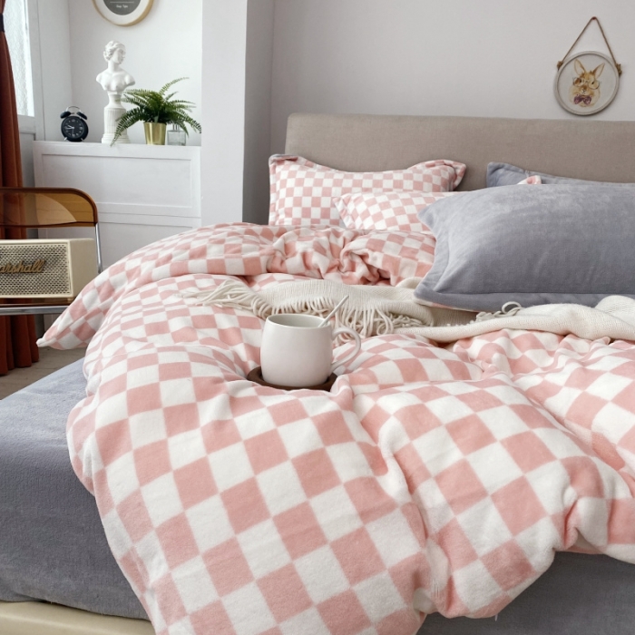 91家纺网 家纺一手货源 找家纺 棉生活2021新款220g牛奶绒ins风绝绝子 蜜桃粉白格