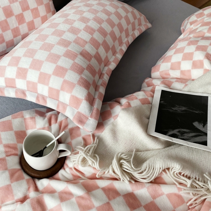 91家纺网 家纺一手货源 找家纺 棉生活2021新款220g牛奶绒ins风绝绝子 蜜桃粉白格