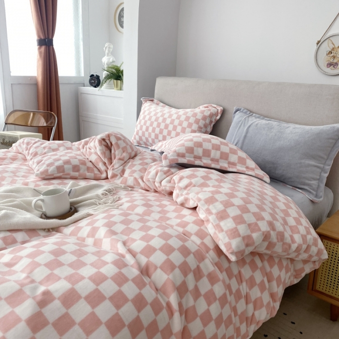 91家纺网 家纺一手货源 找家纺 棉生活2021新款220g牛奶绒ins风绝绝子 蜜桃粉白格