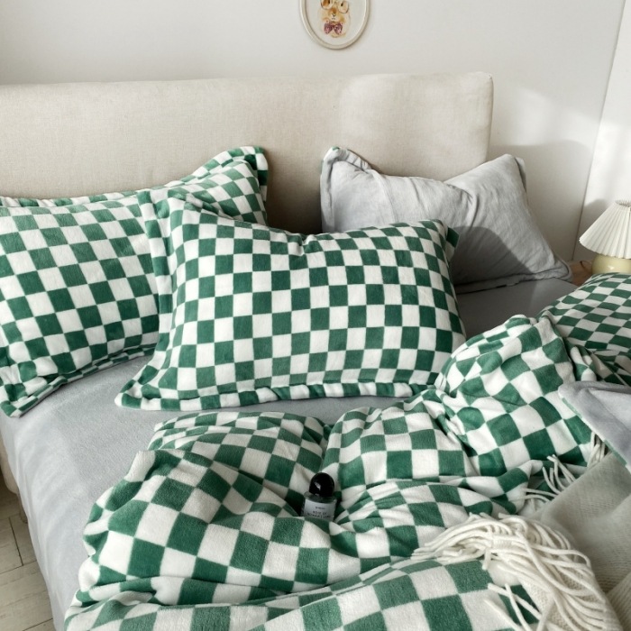 91家纺网 家纺一手货源 找家纺 棉生活2021新款220g牛奶绒ins风绝绝子 牛油果绿白格