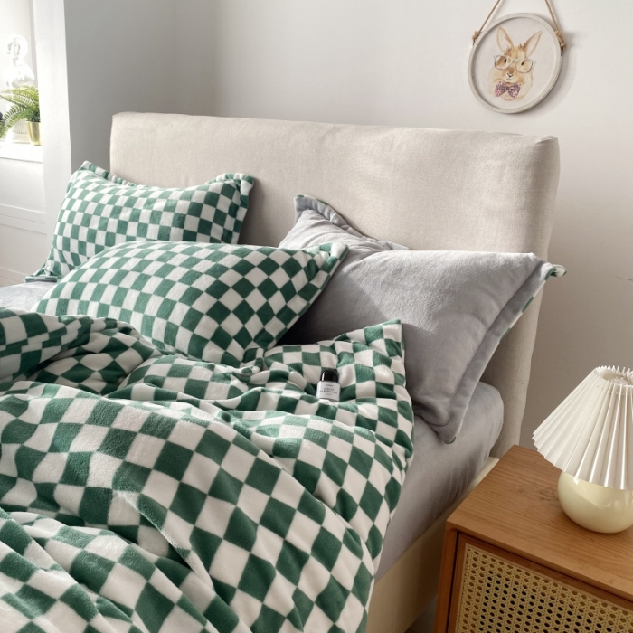 91家纺网 家纺一手货源 找家纺 棉生活2021新款220g牛奶绒ins风绝绝子 牛油果绿白格