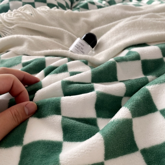 91家纺网 家纺一手货源 找家纺 棉生活2021新款220g牛奶绒ins风绝绝子 牛油果绿白格