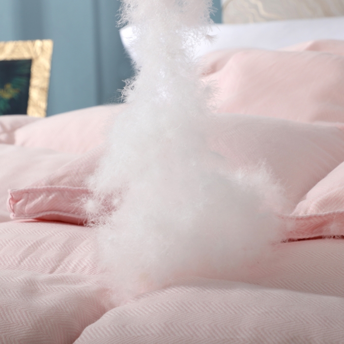 91家纺网 家纺一手货源 找家纺 锦瑞羽绒 2024新款千鸟格80支羊绒棉鹅绒被冬被被子被芯 粉红千鸟格