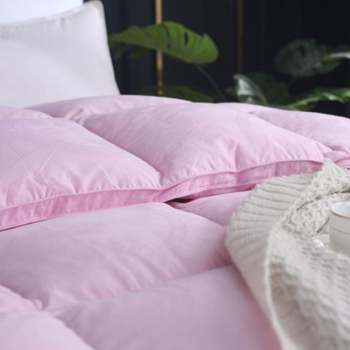 91家纺网 家纺一手货源 找家纺 锦瑞羽绒 2024新款丽莎鹅绒被80支全棉贡缎提花 粉色