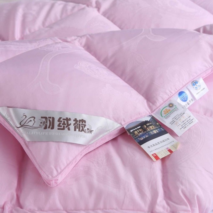 91家纺网 家纺一手货源 找家纺 锦瑞羽绒 2024新款丽莎鹅绒被80支全棉贡缎提花 粉色