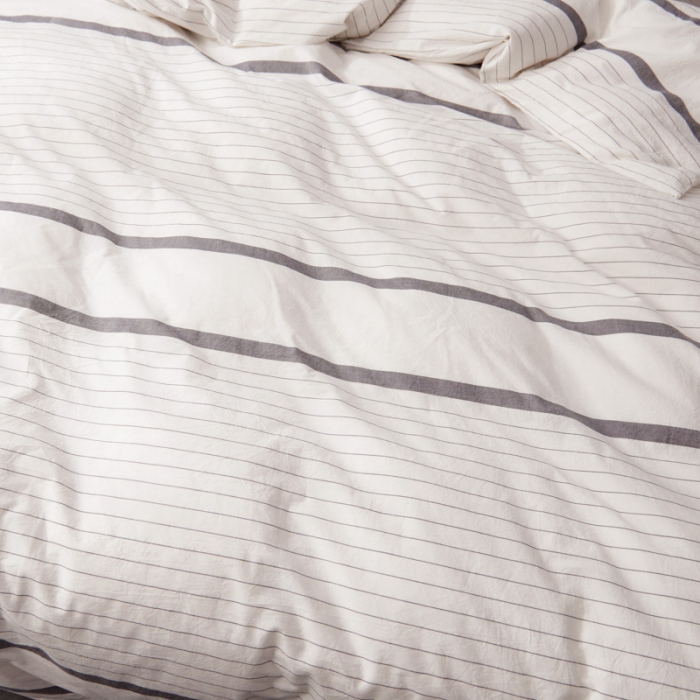 91家纺网 家纺一手货源 找家纺 柠萌家居 2025新款全棉色织水洗棉床品单被套 灰白细条