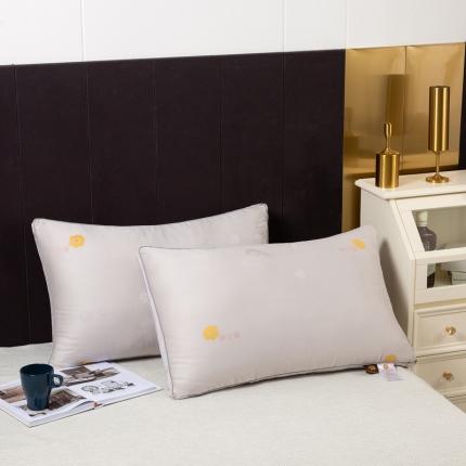 91家纺网 家纺一手货源 找家纺 其乐枕芯 2021新款贡缎提花枕 洋甘菊-灰