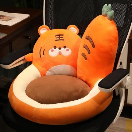 91家纺网 家纺一手货源 找家纺 仟亿莱 2021新款超柔水晶绒盆栽蒲团半包围坐垫 胡萝卜老虎