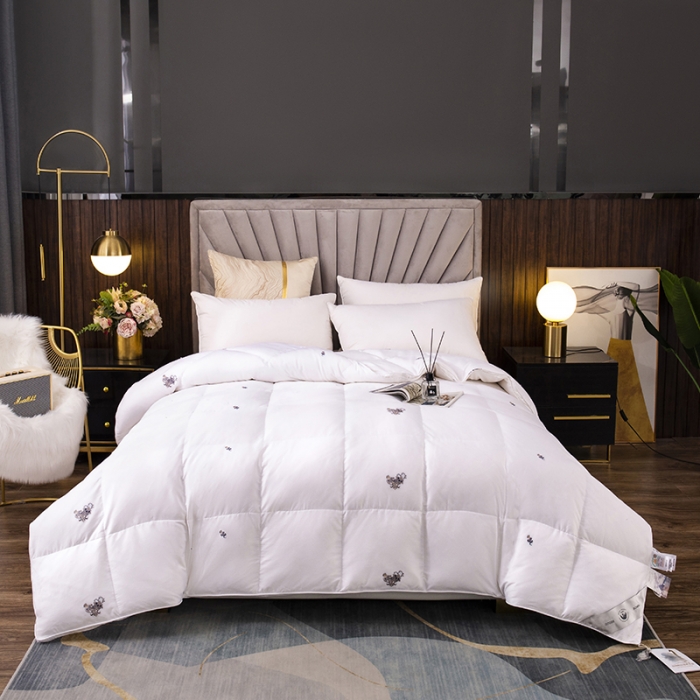 91家纺网 家纺一手货源 找家纺 俏企鹅 2025新款全棉大提花被子被芯-苏绣款 白色