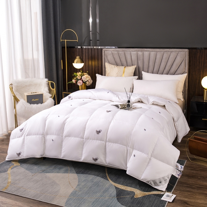 91家纺网 家纺一手货源 找家纺 俏企鹅 2025新款全棉大提花被子被芯-苏绣款 白色