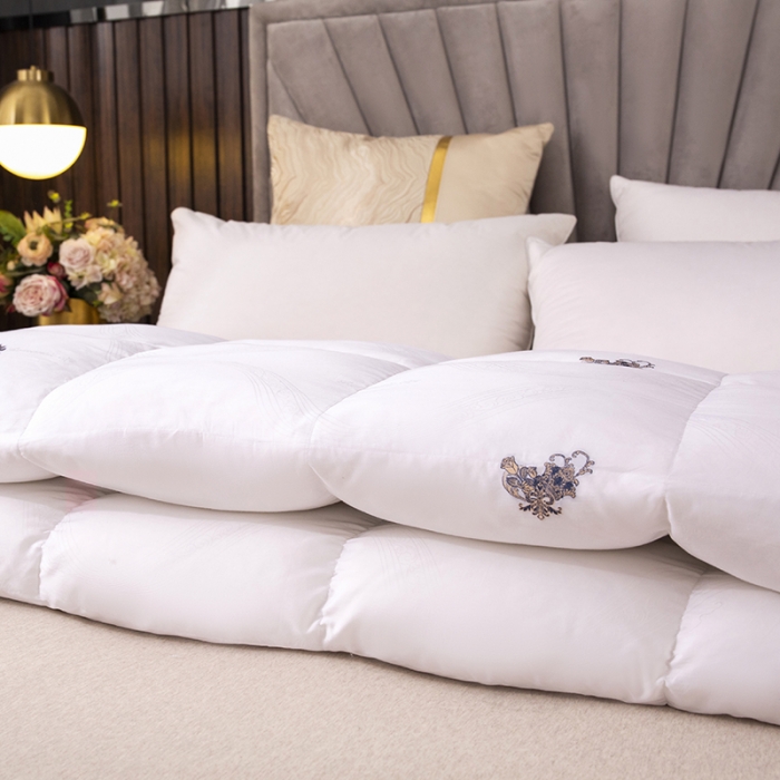 91家纺网 家纺一手货源 找家纺 俏企鹅 2025新款全棉大提花被子被芯-苏绣款 白色