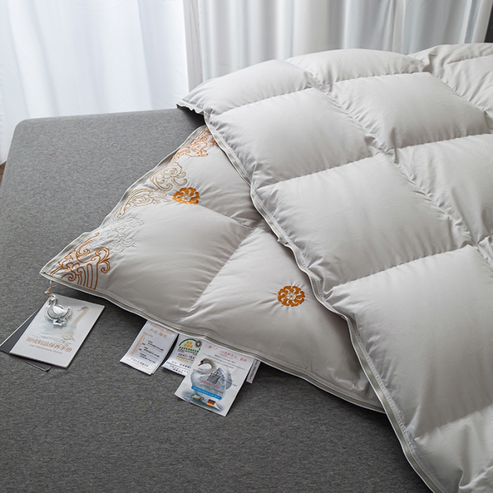 91家纺网 家纺一手货源 找家纺 俏企鹅 2025新款绣花款-100s贡缎全棉白鹅绒被 浅灰
