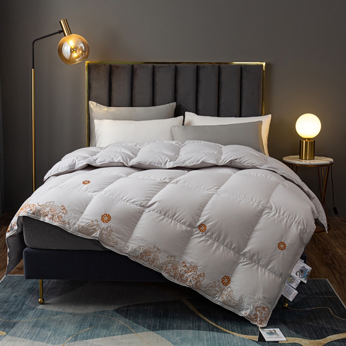 91家纺网 家纺一手货源 找家纺 俏企鹅 2025新款绣花款-100s贡缎全棉白鹅绒被 浅灰