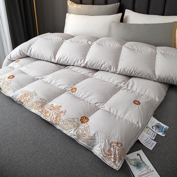 91家纺网 家纺一手货源 找家纺 俏企鹅 2025新款绣花款-100s贡缎全棉白鹅绒被 浅灰