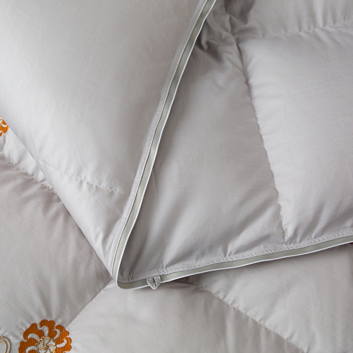 91家纺网 家纺一手货源 找家纺 俏企鹅 2025新款绣花款-100s贡缎全棉白鹅绒被 浅灰