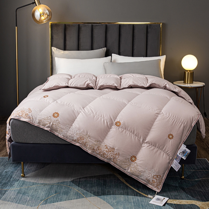91家纺网 家纺一手货源 找家纺 俏企鹅 2025新款绣花款-100s贡缎全棉白鹅绒被 粉咖