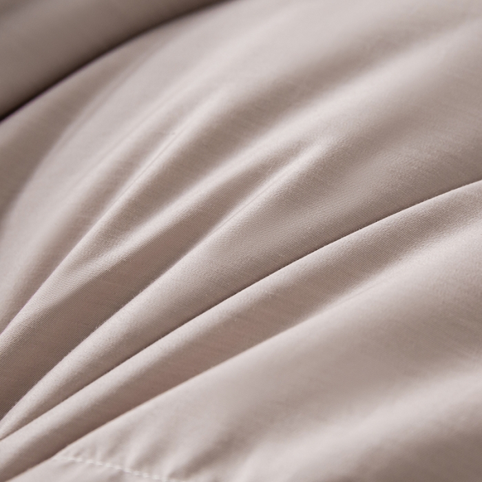 91家纺网 家纺一手货源 找家纺 俏企鹅 2025新款绣花款-100s贡缎全棉白鹅绒被 粉咖